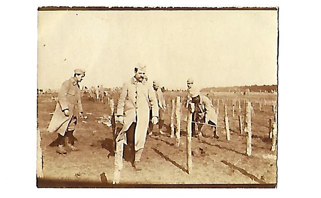 Front 1ère partie : pose de fil de fer barbelé et au lointain les échos de la bataille de Verdun…lettre du 1er mars 1916